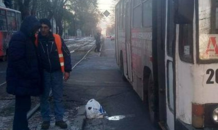 ДТП в Днепре: мужчина врезался в троллейбус 