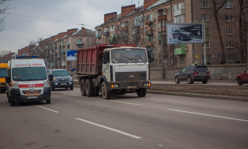 ДТП в Днепре: грузовик врезался в легковое авто 