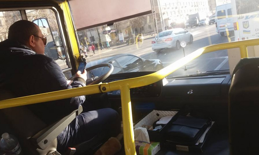 Водителя маршрутки в Днепре застукали за сиденьем в интернете 