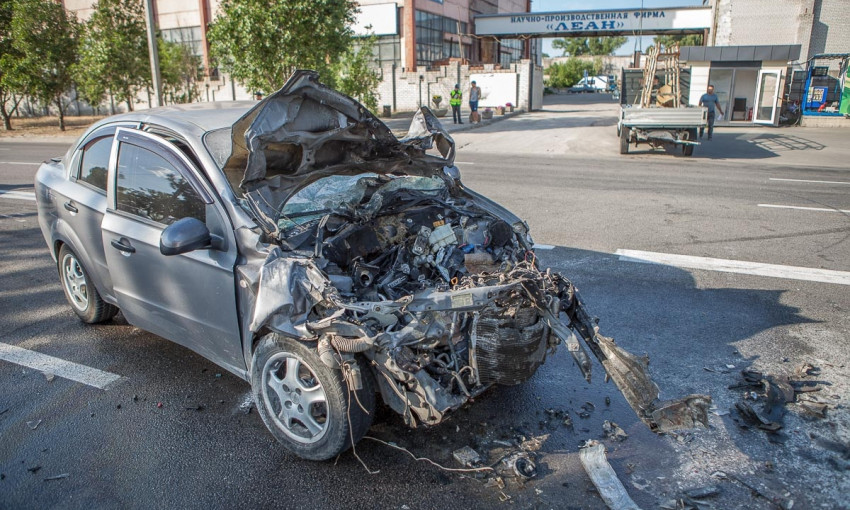 ДТП в Днепре: во время аварии загорелся автомобиль 