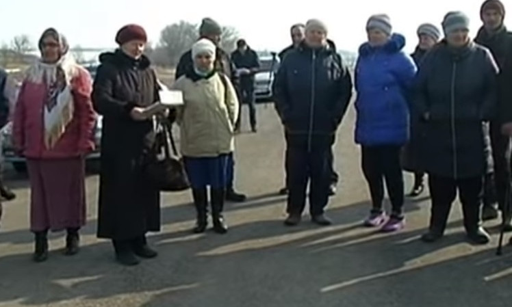 Полгода без автобусов: жители Днепропетровщины перекрыли дорогу