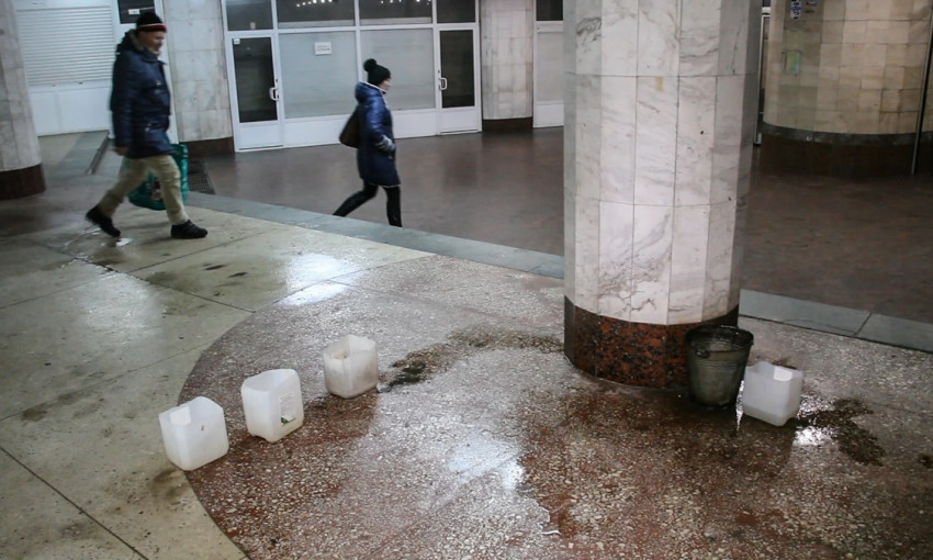 Жителей Днепра пугает влажное метро