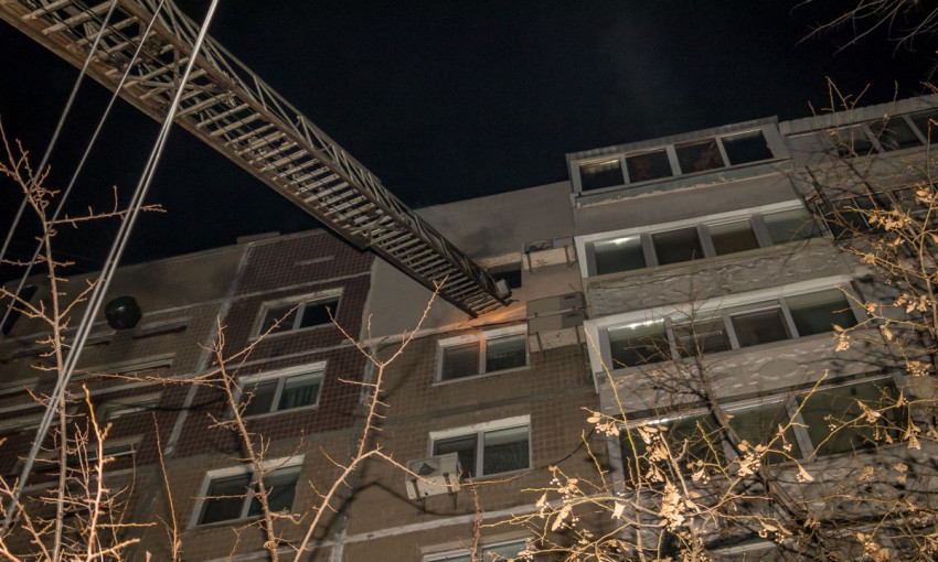 Пожар в Днепре: сотрудники ГСЧС тушили квартиру