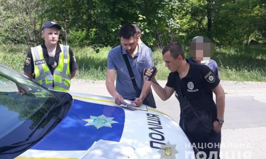 На Днепропетровщине водитель пытался дать тысячу гривен полицейскому 