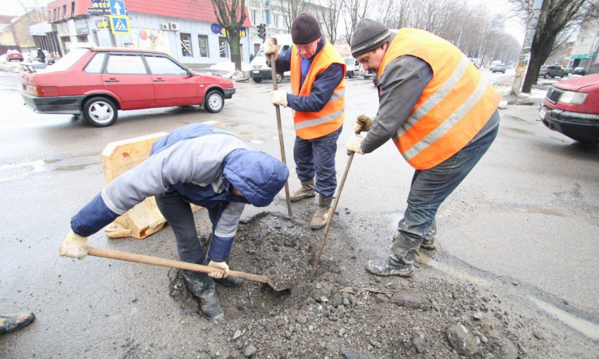 В Днепре коммунальщики устраняют ямы на дорогах