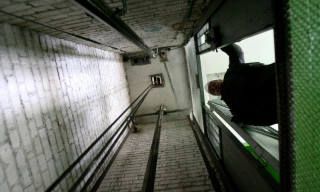 ЧП в Днепре: в доме оборвался лифт с женщиной внутри 