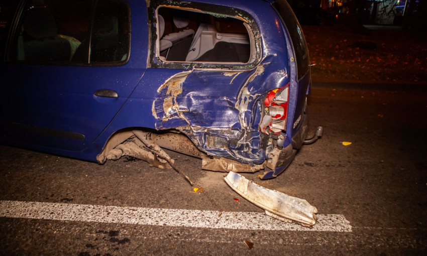 ДТП в Днепре: автомобиль врезался в дерево