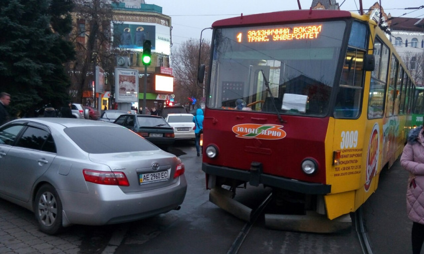 В центре Днепра неправильно припаркованное авто вызвало транспортный коллапс 