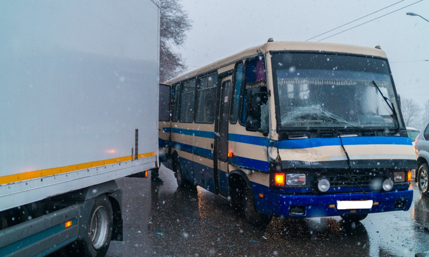 ДТП в Днепре: на Запорожском шоссе столкнулись маршрутка и грузовики