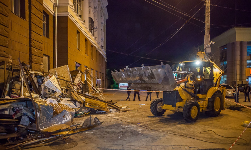 Ночной демонтаж в Днепре: возле вокзала сносили киоски
