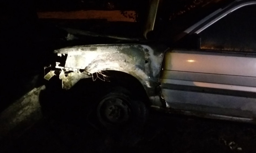 Пожар в Днепре: на стихийной стоянке горел еще один автомобиль 