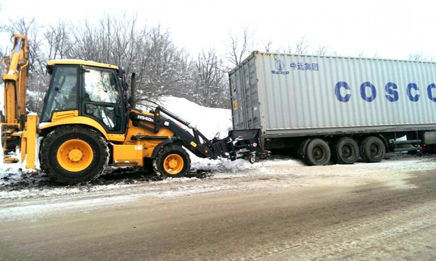 Снегопад на Днепропетровщине: фуру вытаскивали при помощи трактора 