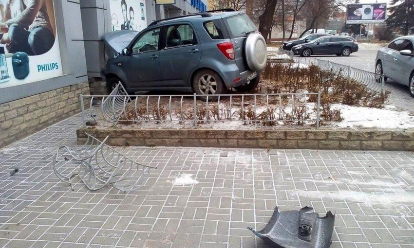 ДТП в Днепре: на Березинке автомобиль врезался в магазин