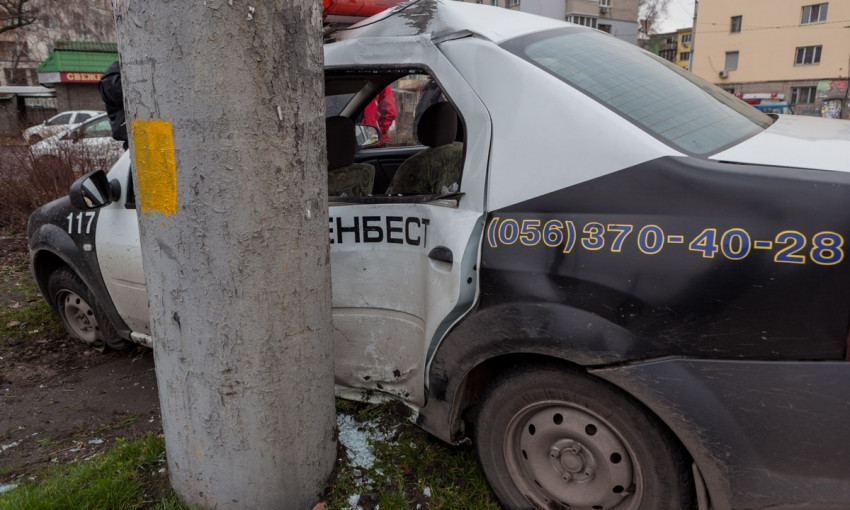 ДТП в Днепре: автомобиль охранной фирмы врезался в электроопору 