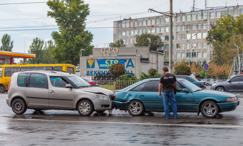 ДТП в Днепре на Слобожанском проспекте произошло две аварии подряд