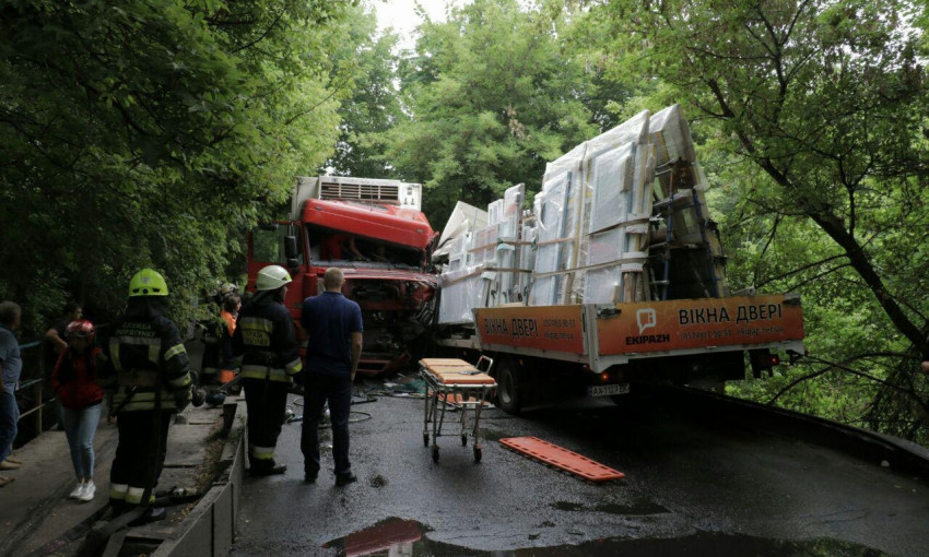 ДТП в Днепре: на Игрени столкнулись фура и грузовик