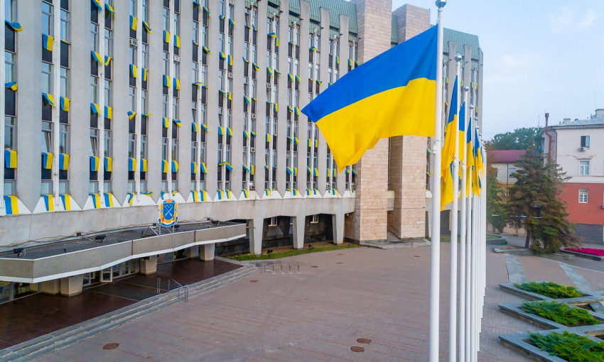 В Днепре горсовет вывесил из окон флаги Украины