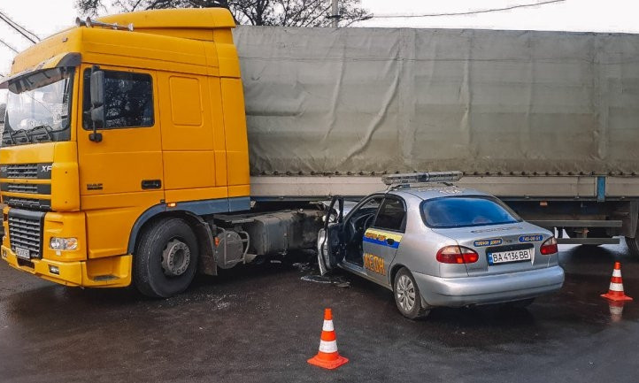 ДТП в Днепре: на Петрозаводской Lanos заехал под прицеп фуры
