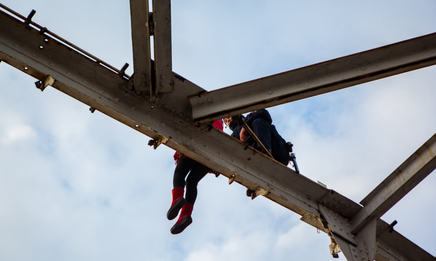 ЧП в Днепре: полицейские сняли девушку с моста 