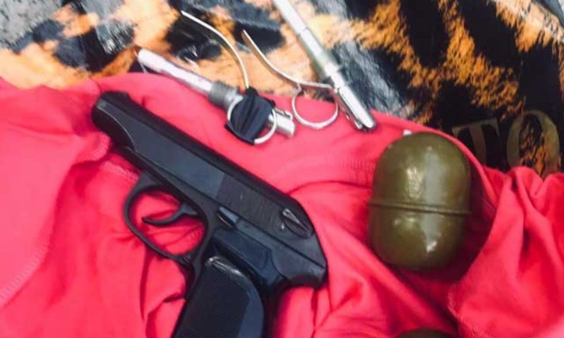 В Днепре полицейские изъяли у прохожего пистолет и две гранаты
