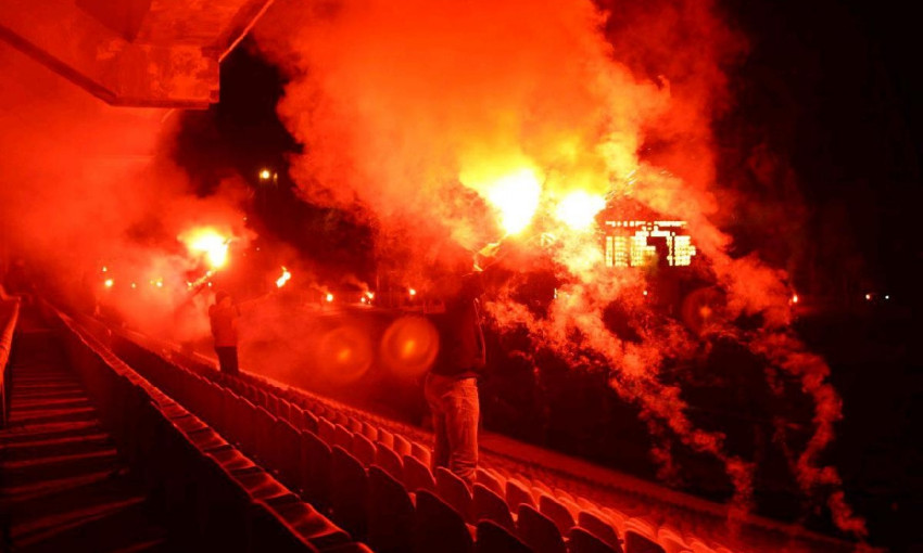 Спортивный Днепр: футбольные фанаты "зажгли" на стадионе «Метеор»