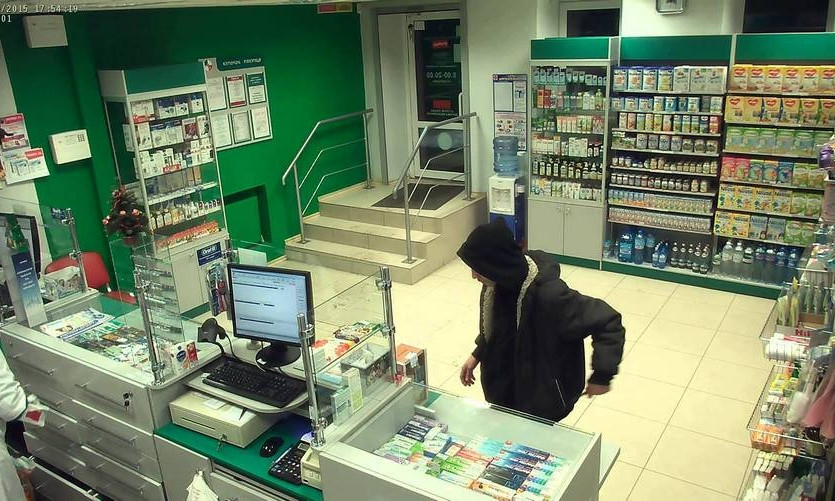 Жители Днепра обворовали аптеку 