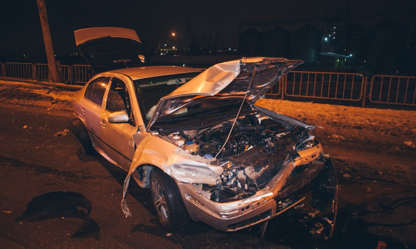 ДТП в Днепре: авто врезалось в отбойник 