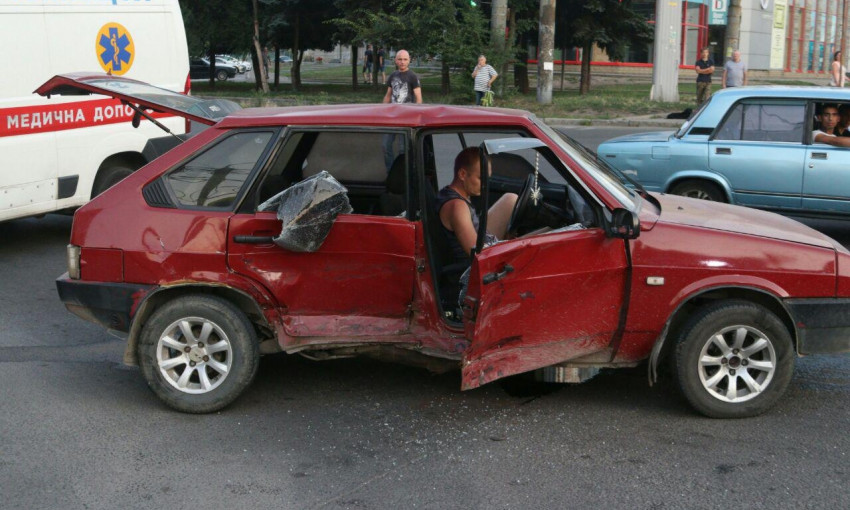 ДТП в Днепре: на проспекте Богдана Хмельницкого столкнулись два авто
