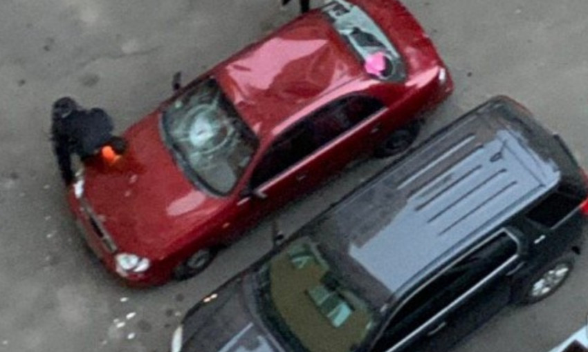 На Днепропетровщине вандалы разбили битами автомобиль 