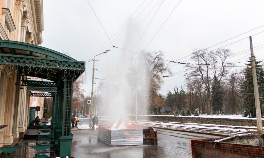 Мокрый Днепр: возле ресторана «Артист» бил 10-метровый фонтан