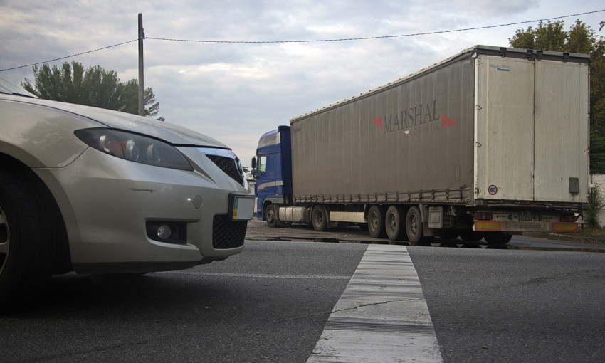 ДТП в Днепре: на перекрестке столкнулись фура и легковое авто 