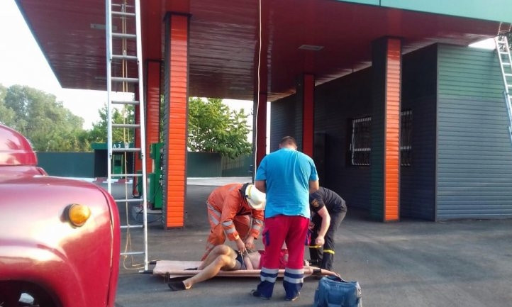 ЧП на Днепропетровщине: мужчина потерял сознание на крыше заправки