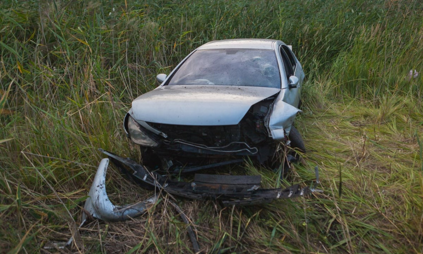 ДТП в Днепре: водитель потерял управление и выехал на обочину 