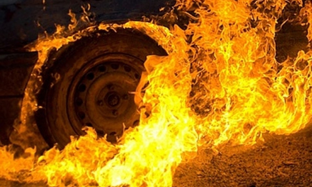 Пожар на Днепропетровщине: сотрудники ГСЧС тушили загоревшееся авто 