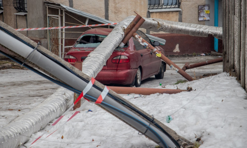 ЧП в Днепре: столб упал на теплотрассу, которая испортила автомобиль 