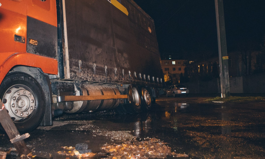 ЧП в Днепре: грузовик провалился под землю 