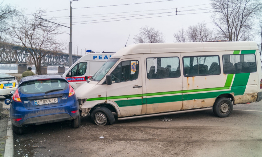 ДТП в Днепре: на дороге столкнулись легковое авто и маршрутка