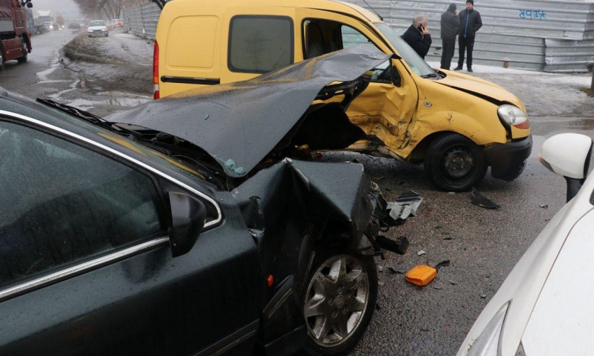 ДТП в Днепре: на дороге столкнулись Ford и Renault