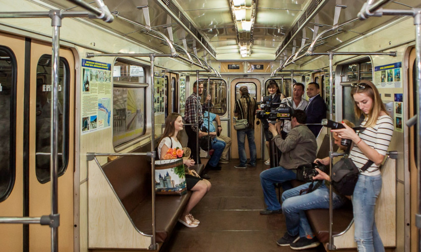 В днепровском метро запустили необычный исторический вагон 