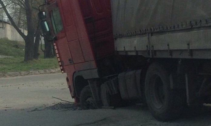 ДТП в Днепре: грузовик застрял посреди улицы