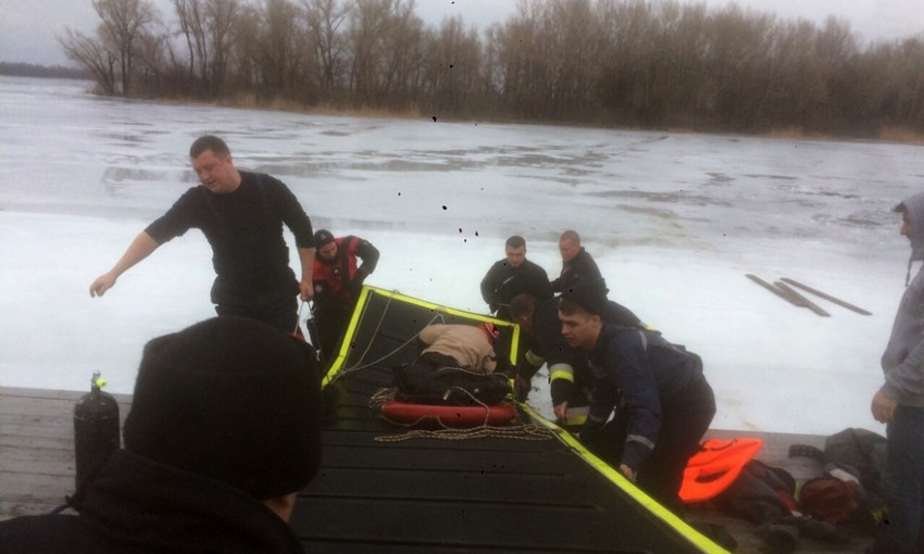 В Днепре спасатели вытащили на берег замерзающих рыбаков 