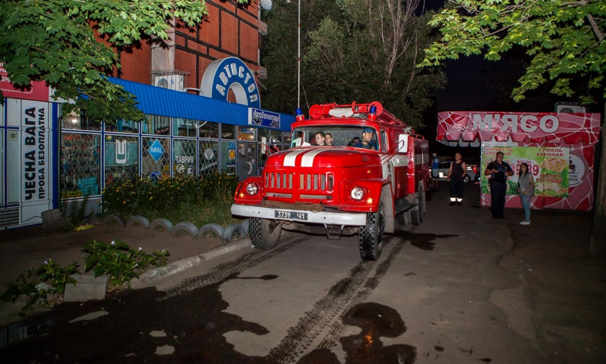 Пожар в Днепре: сотрудники ГСЧС тушили колбасный киоск 