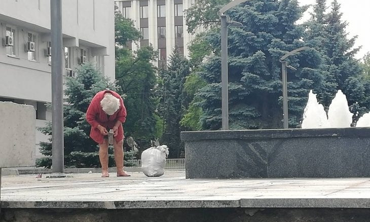 В Днепре пенсионерка устроила стирку в фонтане
