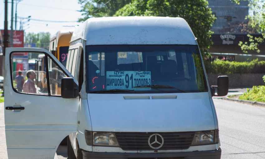 ЧП в Днепре: пассажира выбросили из маршрутки