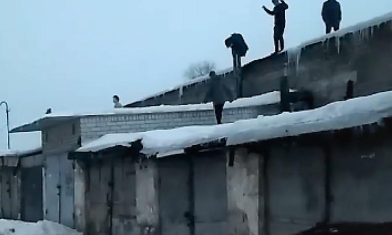В Днепре школьники прыгают по крышам гаражей 