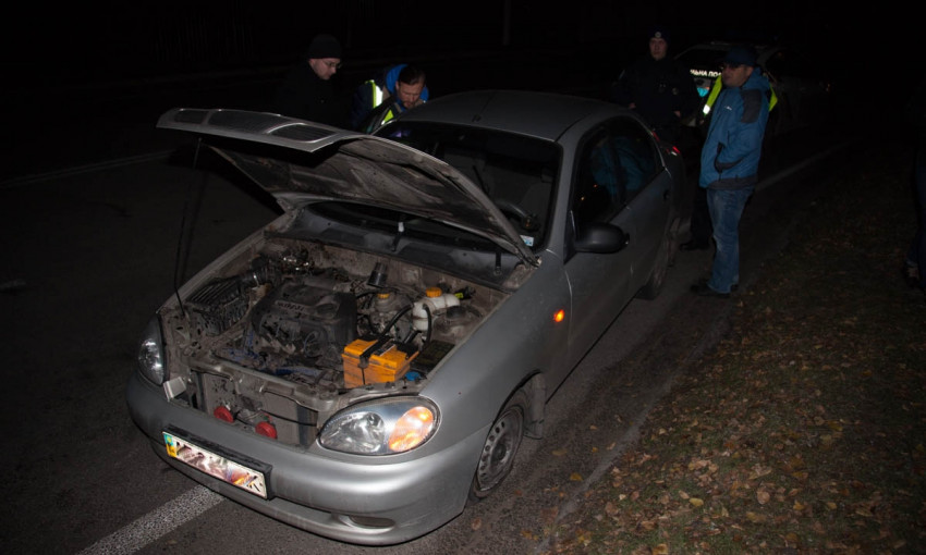 ДТП в Днепре: крышка люка пробила днище автомобиля