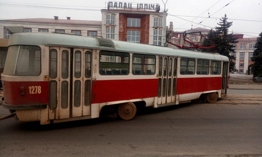 ЧП в Днепре: на Нигояна  трамвай сошел с рельсов
