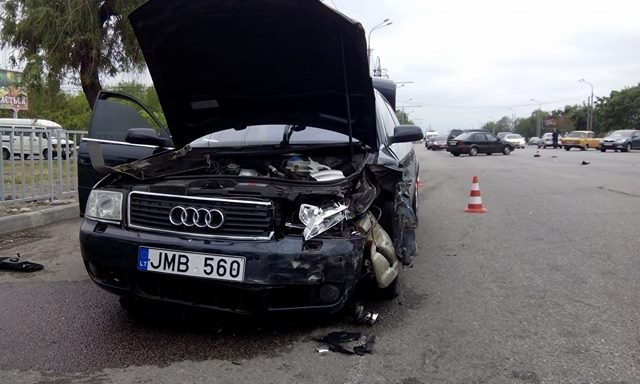 ДТП в Днепре: на перекрестке столкнулись Audi и Skoda