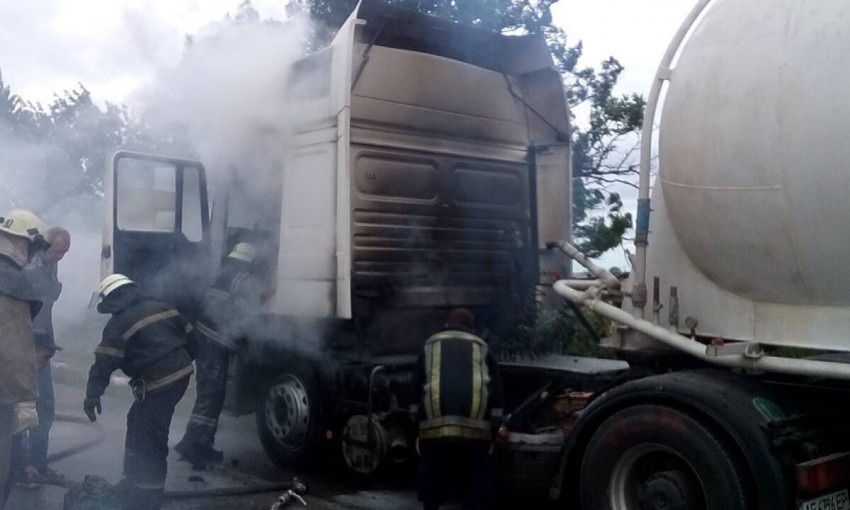 Пожар на Днепропетровщине: сотрудники ГСЧС тушили грузовик 