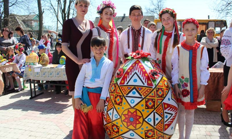 Метровые писанки: на Днепропетровщине школьники разрисовали огромные яйца